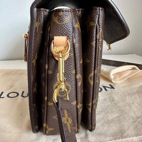 Louis Vuitton Pochette Metis - Picture 7 of 8